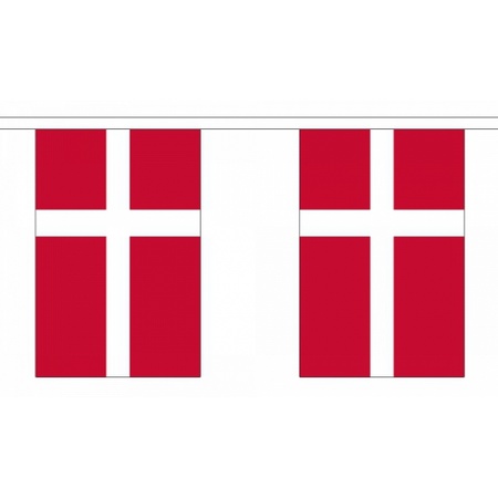 Landen vlaggen versiering set - Denemarken - Vlag 90 x 150 cm en vlaggenlijn 9 meter